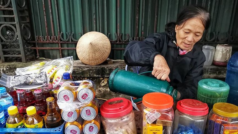 Người dân Hà Nội đốt lửa sưởi ấm ngày rét đậm ảnh 5