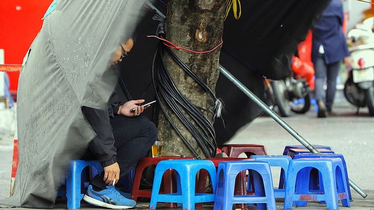 Người dân Hà Nội đốt lửa sưởi ấm ngày rét đậm ảnh 6