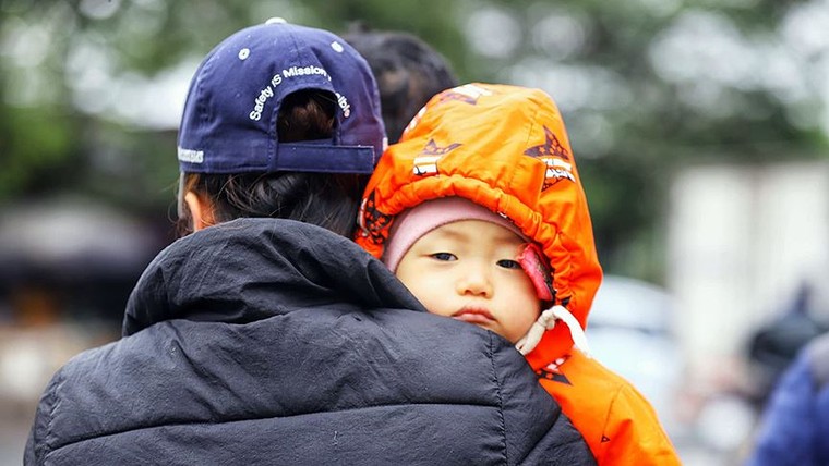 Người dân Hà Nội đốt lửa sưởi ấm ngày rét đậm ảnh 8