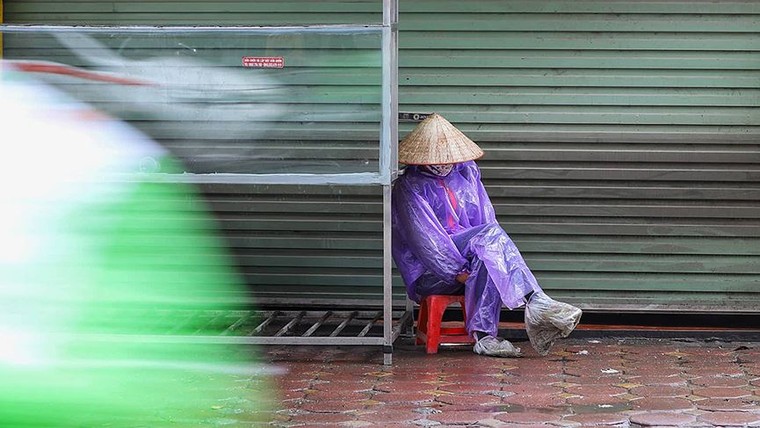 Người dân Hà Nội đốt lửa sưởi ấm ngày rét đậm ảnh 9