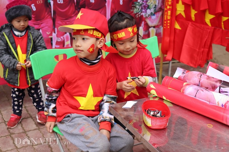 AFF Cup: Dân phố núi Sơn La mổ lợn, sắm 'chảo' tiếp lửa ĐT Việt Nam ảnh 2