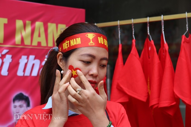 AFF Cup: Dân phố núi Sơn La mổ lợn, sắm 'chảo' tiếp lửa ĐT Việt Nam ảnh 7