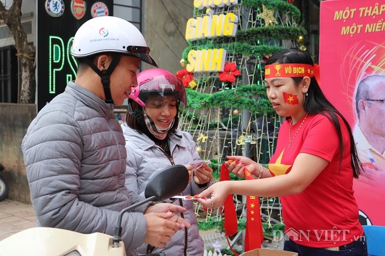 AFF Cup: Dân phố núi Sơn La mổ lợn, sắm 'chảo' tiếp lửa ĐT Việt Nam ảnh 9