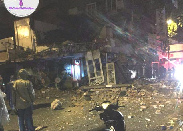 Hiện trường kinh hoàng nơi ngôi nhà cổ đổ sập trong đêm ảnh 1