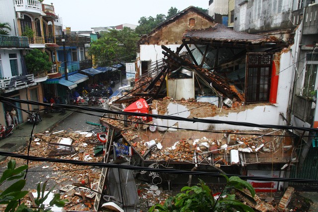 Hiện trường kinh hoàng nơi ngôi nhà cổ đổ sập trong đêm ảnh 5