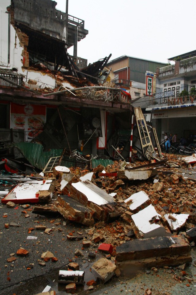 Hiện trường kinh hoàng nơi ngôi nhà cổ đổ sập trong đêm ảnh 9