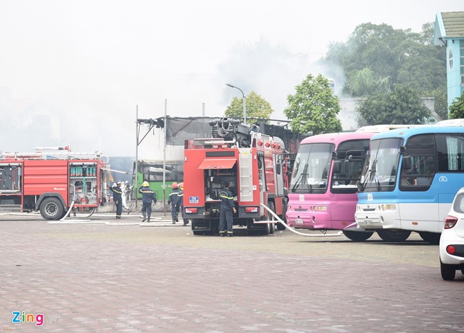 Cháy lớn tại gara của hãng taxi ABC, 5 ôtô và xe máy bị thiêu rụi ảnh 1