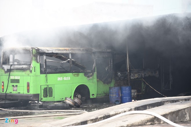 Cháy lớn tại gara của hãng taxi ABC, 5 ôtô và xe máy bị thiêu rụi ảnh 2