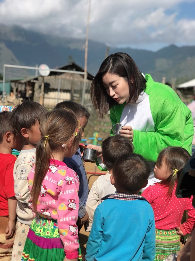 'Bà già Noel' Mỹ Linh đem Giáng sinh đặc biệt đến với người dân Cu Vai ảnh 4