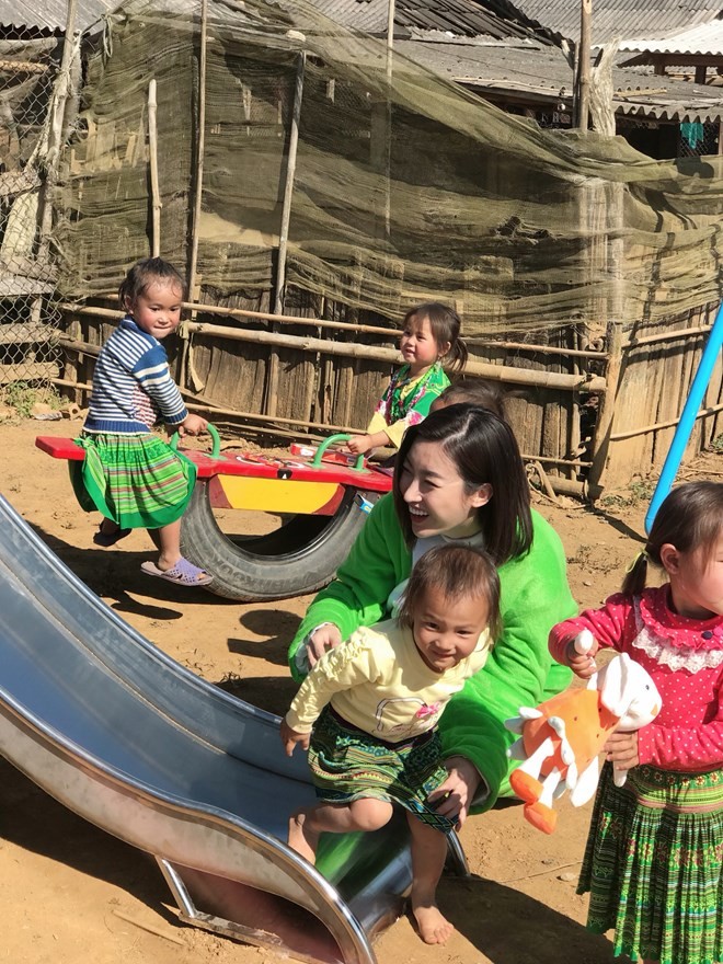 'Bà già Noel' Mỹ Linh đem Giáng sinh đặc biệt đến với người dân Cu Vai ảnh 9