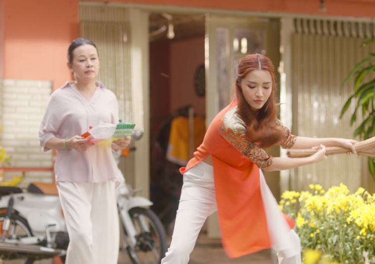 Cười muốn xỉu với loạt biểu cảm của Bích Phương khi đón Tết ‘lầy lội’ ảnh 3