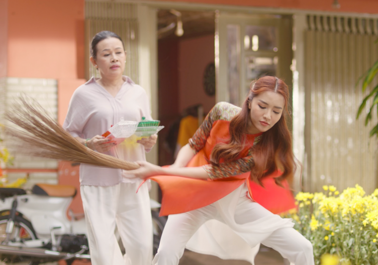 Cười muốn xỉu với loạt biểu cảm của Bích Phương khi đón Tết ‘lầy lội’ ảnh 4