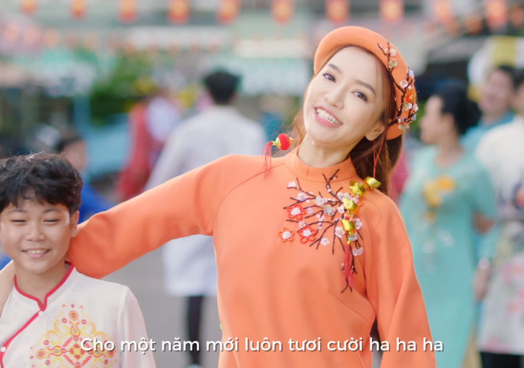 Cười muốn xỉu với loạt biểu cảm của Bích Phương khi đón Tết ‘lầy lội’ ảnh 8