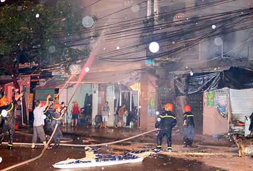 Tiệm tạp hóa cháy rụi trong mưa lớn ở Nha Trang ảnh 1