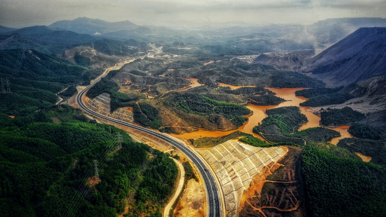 Chùm ảnh: Hạ Long - Vân Đồn đẹp như tranh nhìn từ cao tốc 12.000 tỷ ảnh 12