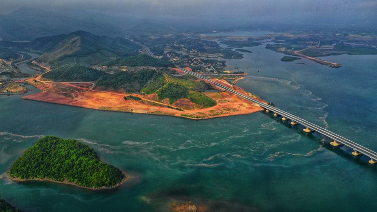 Chùm ảnh: Hạ Long - Vân Đồn đẹp như tranh nhìn từ cao tốc 12.000 tỷ ảnh 7