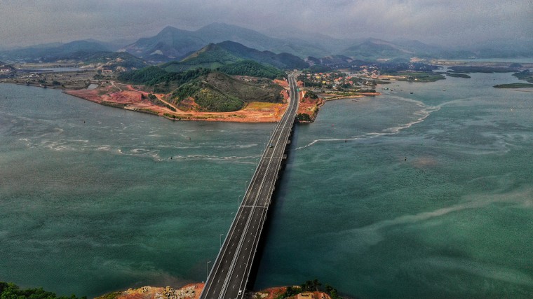 Chùm ảnh: Hạ Long - Vân Đồn đẹp như tranh nhìn từ cao tốc 12.000 tỷ ảnh 8