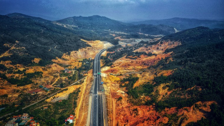 Chùm ảnh: Hạ Long - Vân Đồn đẹp như tranh nhìn từ cao tốc 12.000 tỷ ảnh 1