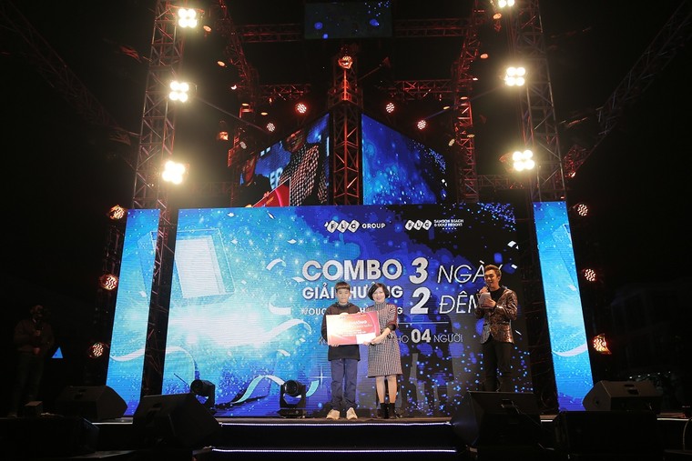 Hàng nghìn khán giả 'quẩy' hết mình trong đại tiệc countdown đầu tiên tại Thanh Hoá ảnh 17