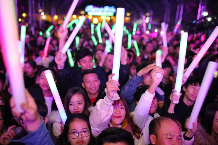 Hàng nghìn khán giả 'quẩy' hết mình trong đại tiệc countdown đầu tiên tại Thanh Hoá ảnh 9