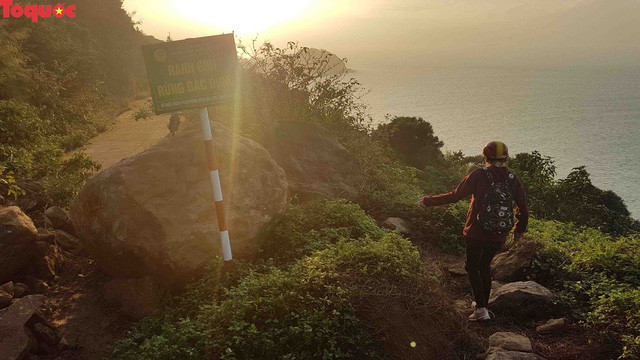 Hình ảnh đất đá sạt lở chắn ngang đường trên bán đảo Sơn Trà ảnh 16