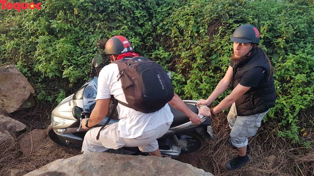 Hình ảnh đất đá sạt lở chắn ngang đường trên bán đảo Sơn Trà ảnh 17