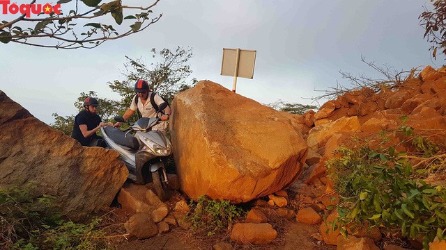 Hình ảnh đất đá sạt lở chắn ngang đường trên bán đảo Sơn Trà ảnh 19