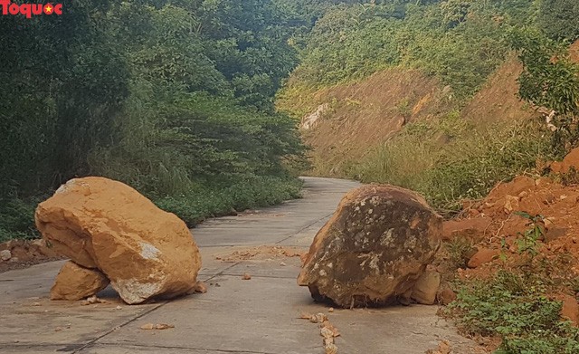 Hình ảnh đất đá sạt lở chắn ngang đường trên bán đảo Sơn Trà ảnh 2