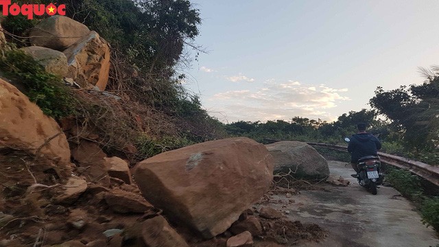 Hình ảnh đất đá sạt lở chắn ngang đường trên bán đảo Sơn Trà ảnh 7