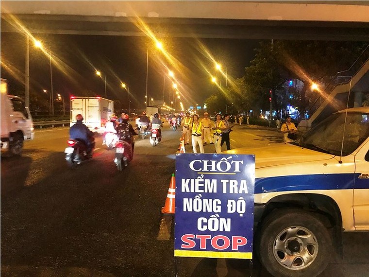 Trắng đêm theo chân CSGT kiểm tra ma tuý tài xế xe container ảnh 1