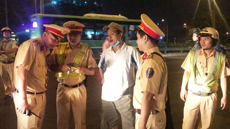 Trắng đêm theo chân CSGT kiểm tra ma tuý tài xế xe container ảnh 4