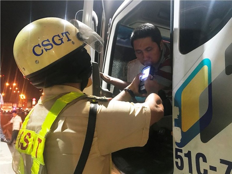 Trắng đêm theo chân CSGT kiểm tra ma tuý tài xế xe container ảnh 7