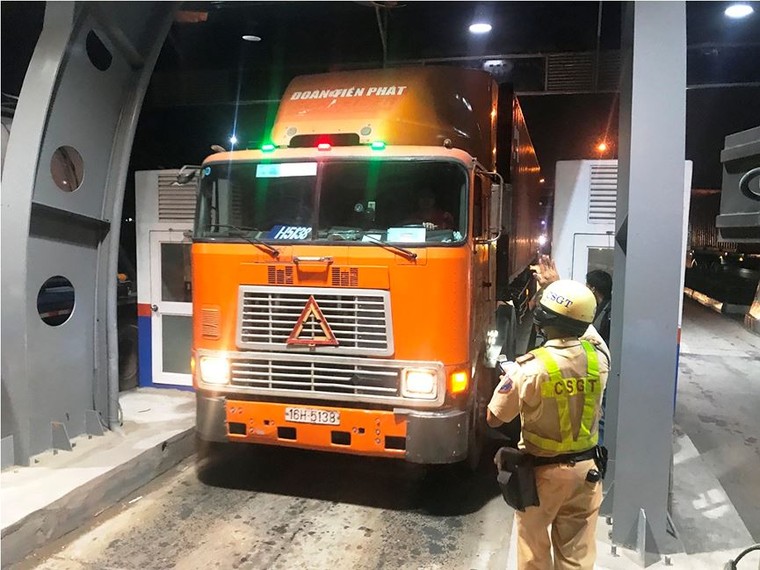 Trắng đêm theo chân CSGT kiểm tra ma tuý tài xế xe container ảnh 8