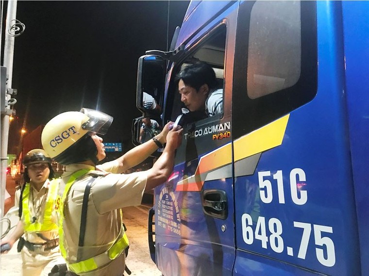 Trắng đêm theo chân CSGT kiểm tra ma tuý tài xế xe container ảnh 9