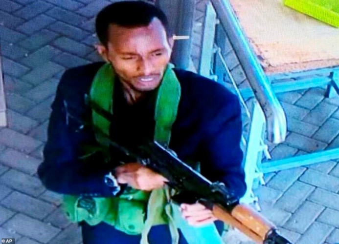 Hiện trường vụ tấn công khủng bố ở Kenya làm 15 người thiệt mạng ảnh 2