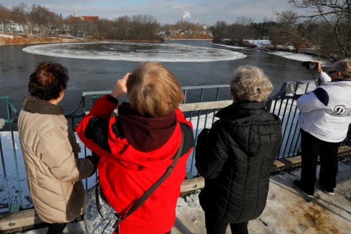 Đĩa băng tròn kỳ lạ xuất hiện trên con sông ở Maine (Mỹ) ảnh 3