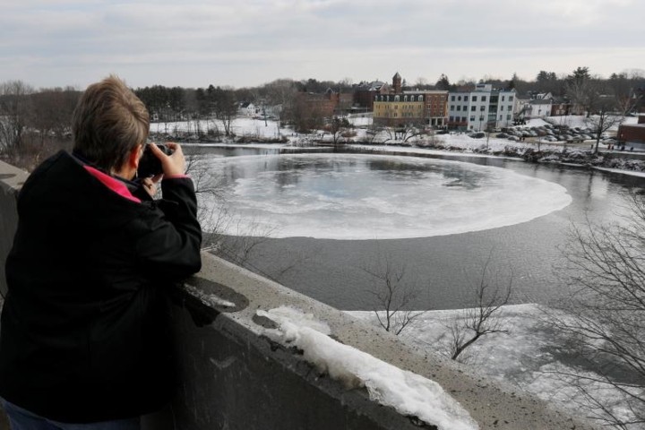 Đĩa băng tròn kỳ lạ xuất hiện trên con sông ở Maine (Mỹ) ảnh 7