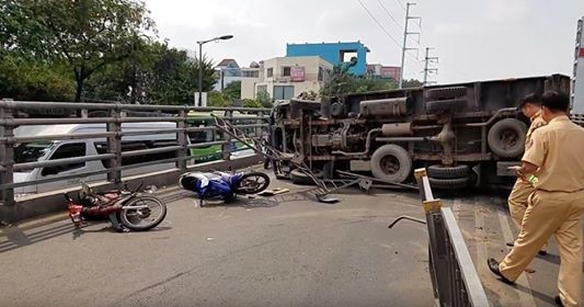 Xe tải lật nhào trên cầu vượt Cây Gõ, nhiều người gào khóc vứt phương tiện bỏ chạy ảnh 1