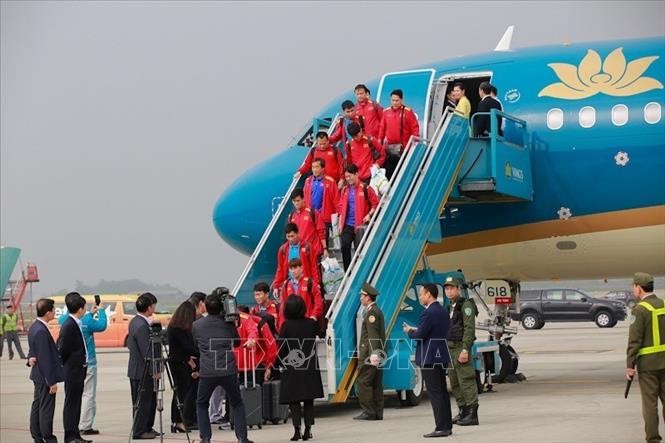 Đội tuyển bóng đá quốc gia trở về trong sự chào đón nồng nhiệt của người hâm mộ ảnh 1