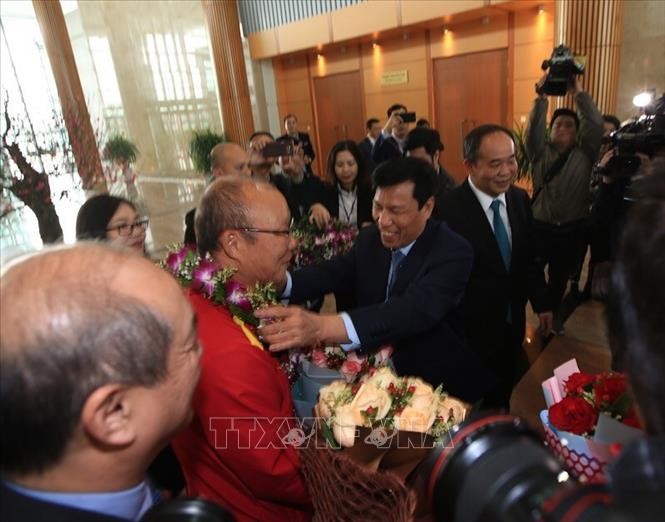 Đội tuyển bóng đá quốc gia trở về trong sự chào đón nồng nhiệt của người hâm mộ ảnh 3