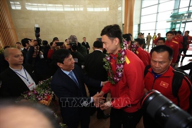 Đội tuyển bóng đá quốc gia trở về trong sự chào đón nồng nhiệt của người hâm mộ ảnh 4
