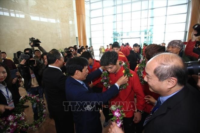 Đội tuyển bóng đá quốc gia trở về trong sự chào đón nồng nhiệt của người hâm mộ ảnh 5