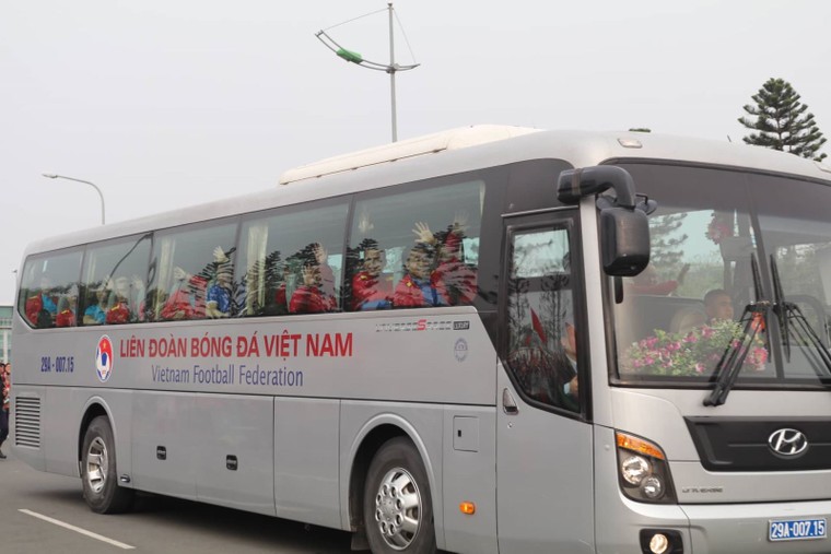 Đội tuyển bóng đá quốc gia trở về trong sự chào đón nồng nhiệt của người hâm mộ ảnh 9