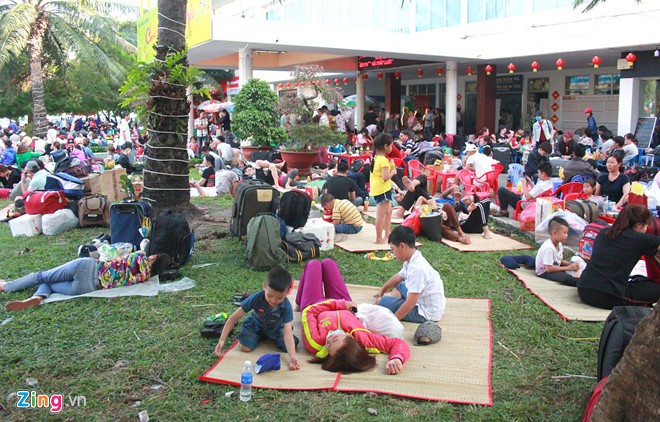 Người dân trải chiếu nằm tràn ga Sài Gòn chờ tàu về quê ăn Tết ảnh 1