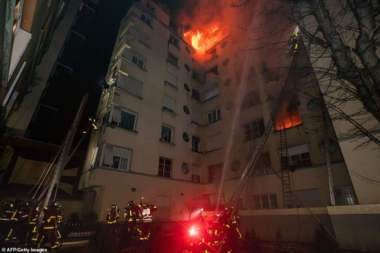 Hiện trường vụ cháy gây thương vong lớn tại Paris ảnh 5