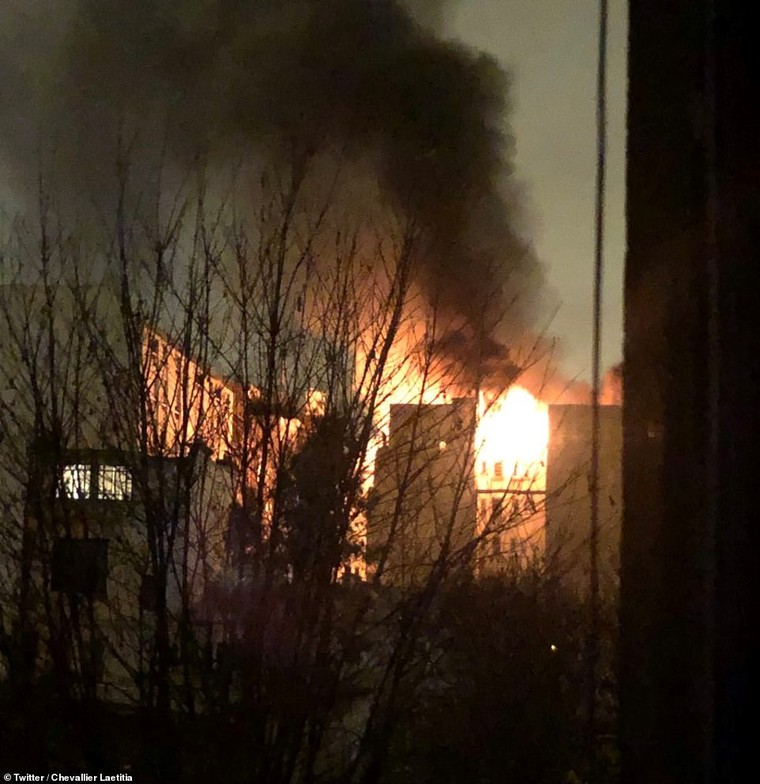 Hiện trường vụ cháy gây thương vong lớn tại Paris ảnh 6