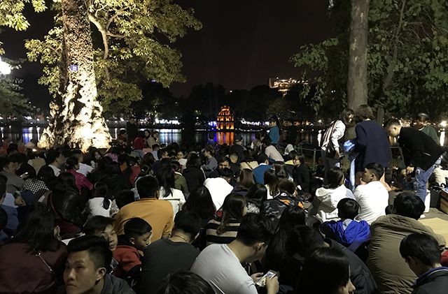 Rác phủ kín bờ hồ Hoàn Kiếm sau màn bắn pháo hoa đón năm mới ảnh 1