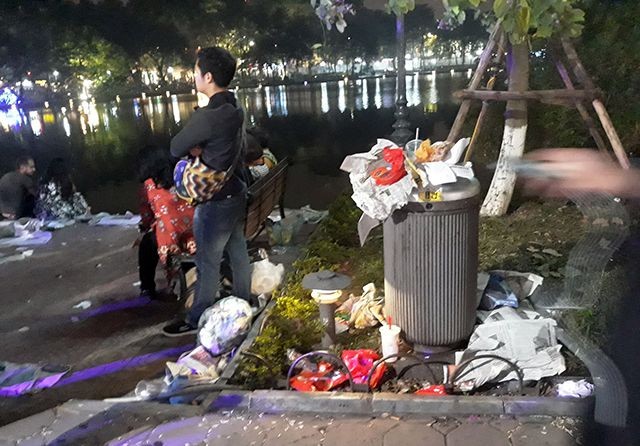 Rác phủ kín bờ hồ Hoàn Kiếm sau màn bắn pháo hoa đón năm mới ảnh 4