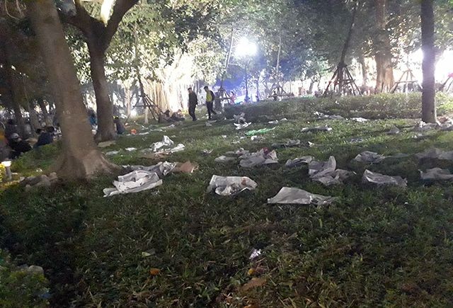 Rác phủ kín bờ hồ Hoàn Kiếm sau màn bắn pháo hoa đón năm mới ảnh 6