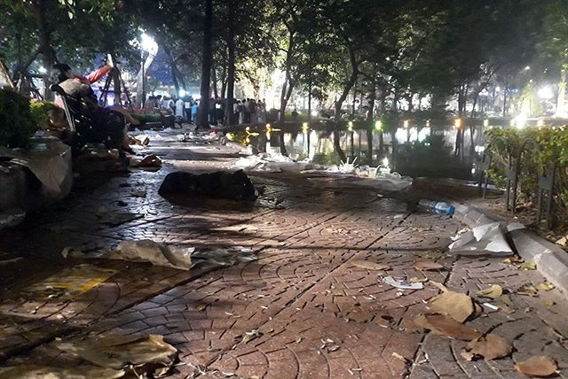 Rác phủ kín bờ hồ Hoàn Kiếm sau màn bắn pháo hoa đón năm mới ảnh 9